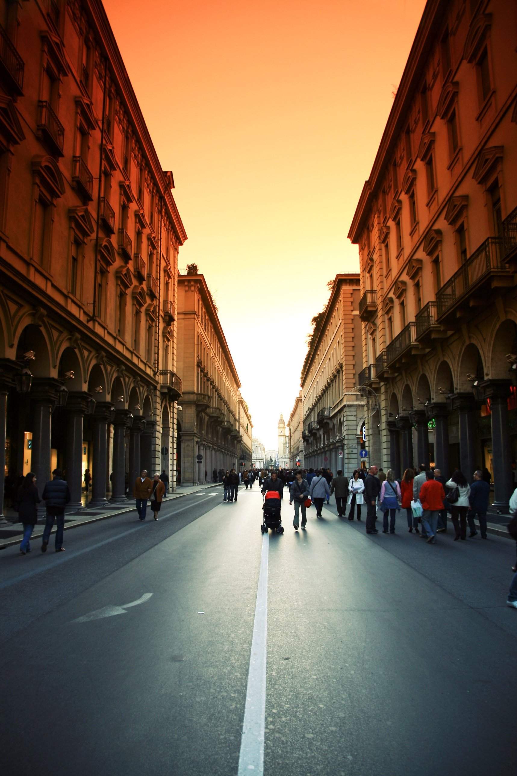 Una via porticata del centro storico di Torino al tramonto