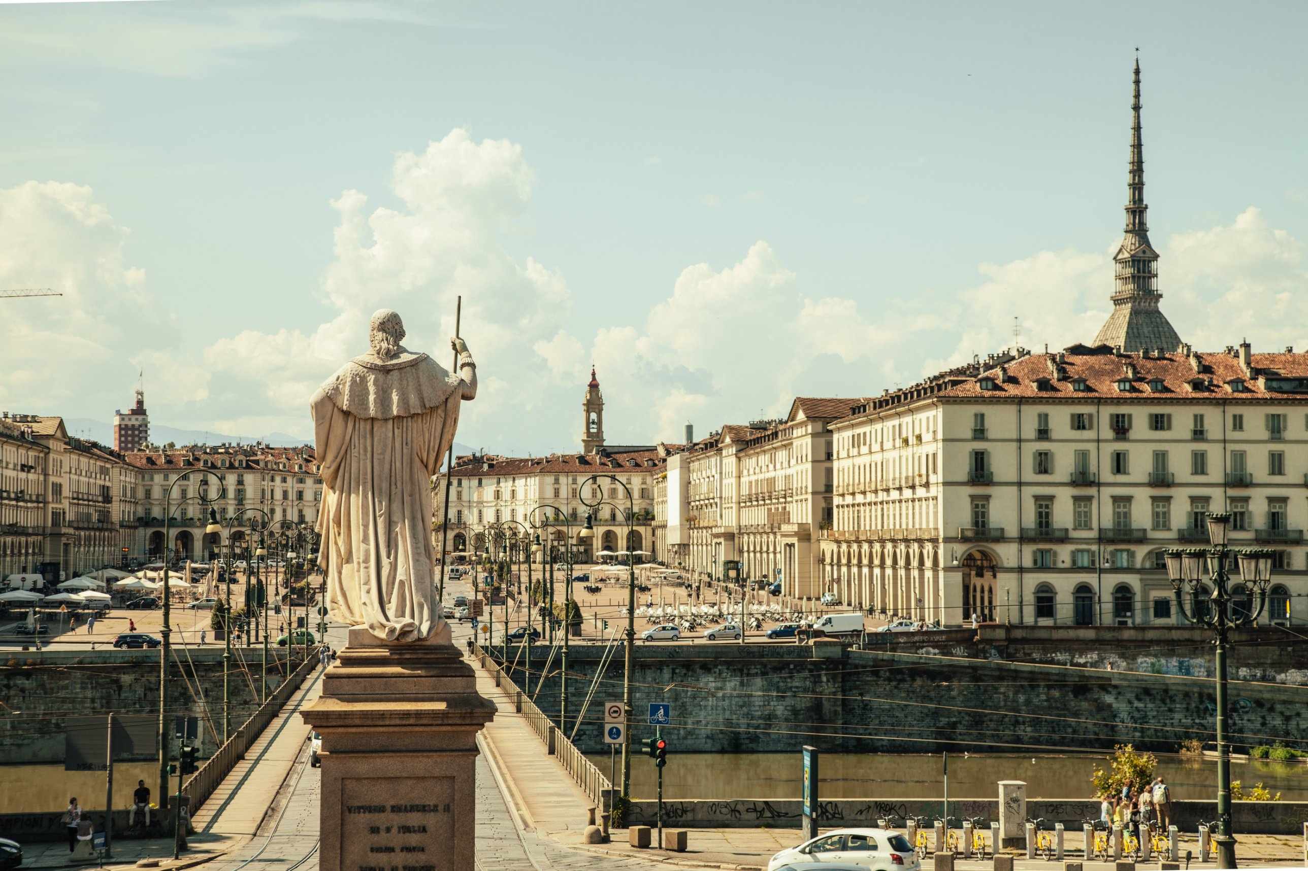 Piazza Vittorio Veneto e la Mole Antonelliana viste dalla Gran Madre, oltre il ponte sul Po